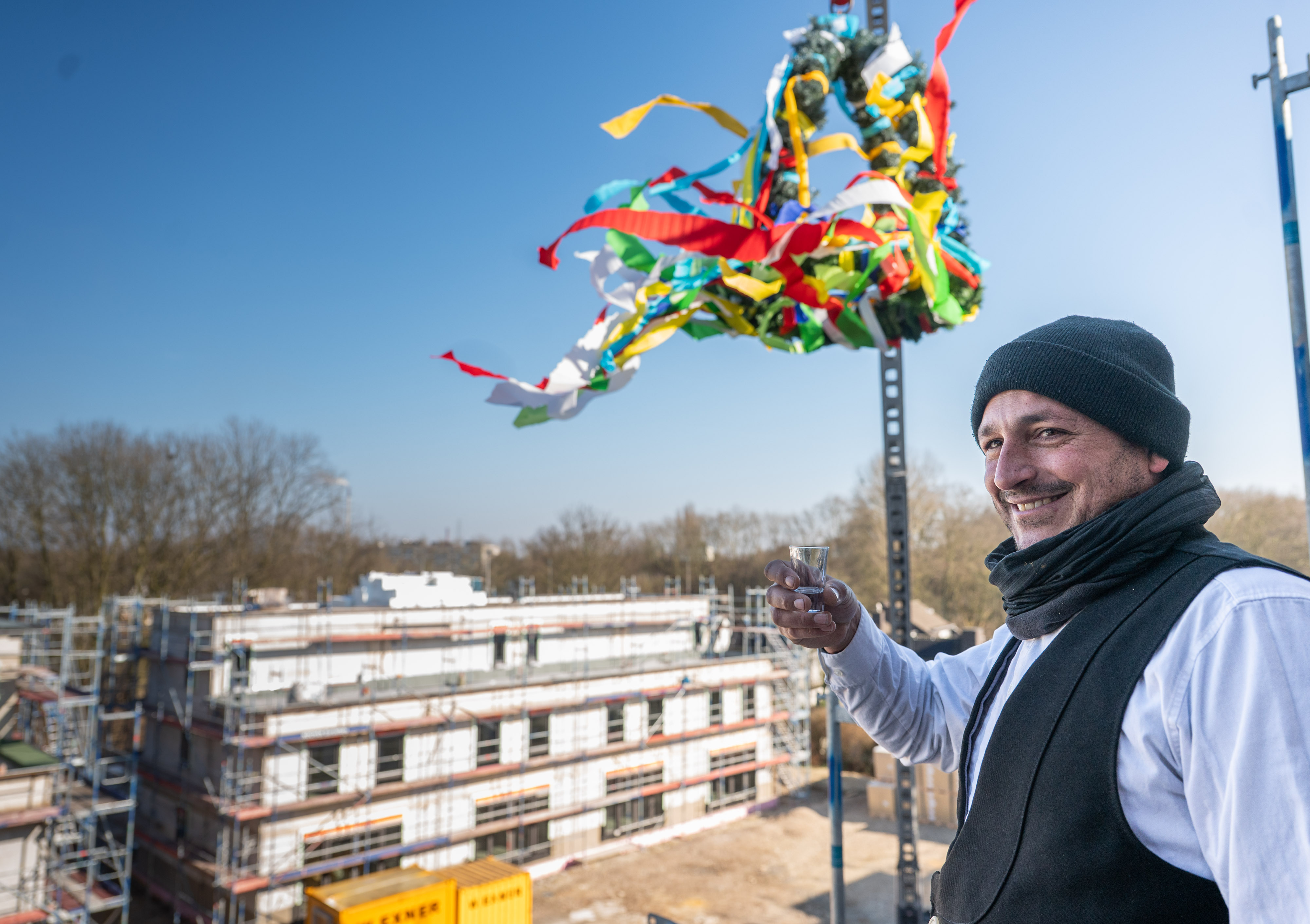 20250218 Richtfest In den Peschen Dachdecker Marco Lindermuth Foto Tanja Pickartz Stadt Duisburg