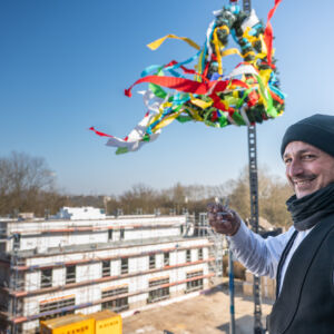 20250218 Richtfest In den Peschen Dachdecker Marco Lindermuth Foto Tanja Pickartz Stadt Duisburg