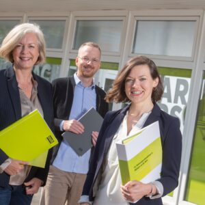 (v.l.): Birgit Syring, Michael Moldenhauer und Anna Schewerda kümmern sich bei der SWB um die Entwicklung guter Nachbarschaften. Foto: SWB/PR-Fotografie Köhring